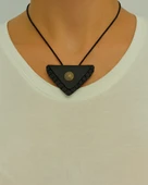 Deri Kaplı Üçgen Mini Cevşen – Boyuna Asmalık Siyah İpli, Mini Deri Kaplama Çantalı Manevi Dua Kolyesi thumbnail 1
