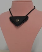 Deri Kaplı Üçgen Mini Cevşen – Boyuna Asmalık Siyah İpli, Mini Deri Kaplama Çantalı Manevi Dua Kolyesi thumbnail 3