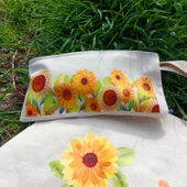 Utterly Good Ayçiçekli Bez Çanta Seti  Roller Kalem Hediyeli  Bez Çanta  Bez Kalemlik  Bez Cüzdan thumbnail 6