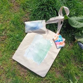 Utterly Good Mavi Çiçekli Bez Çanta Seti  Roller Kalem Hediyeli  Bez Çanta  Bez Kalemlik  Bez Cüzdan thumbnail 2