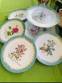 Londra'dan Vintage Bone China Kemik Porselen Çiçek Desenli 4 Kişilik Çok Renkli Pasta Tabakları ve Sunum Standı Seti thumbnail 2