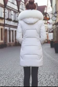 Kışlık Kürklü Kapüşonlu Kadın Şişme Mont thumbnail 2