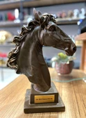 Kişiye Özel İsim Veya Markanızı Yazılabilir Dekoratif At Kafası Büst Büyük Boy Heykeli Kaideli thumbnail 5