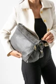 Yıkama Deri Çapraz Askılı Omuz Çantası Poliüretan Deri Gri Model:(571-14-16D) thumbnail 2