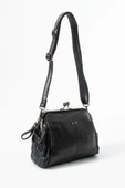 Yıkama Deri Klipsli Fermuarlı 3 Bölmeli Burslu Omuz Çantası Siyah Model:(571-13T) thumbnail 3