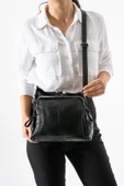 Yıkama Deri Klipsli Fermuarlı 3 Bölmeli Burslu Omuz Çantası Siyah Model:(571-13T) thumbnail 2