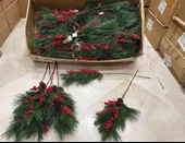 Yapay Çiçek Kokina ve Çam Dalı Uzun Dal Kozalaklı 75cm Yılbaşı Çiçeği Pıtırcıklı (1 adet) thumbnail 5