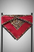 %100 Twill İpek Leopar Desenli Kırmızı Renkli 90x90 Eşarp Dikim Şekli : El Dikişi thumbnail 6