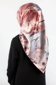 Rayon Batik Desenli Pudra Renkli 90x90 Dikim Şekli : El Dikişi Eşarp (İpek İçermez) Kenar Dikiş Şekli El Dikişli thumbnail 1
