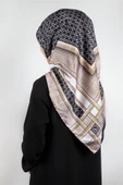 Twill Gold Bordürlü Geometrik Desenli Bej Renkli 90x90 Eşarp (İpek İçermez) Kenar Dikiş Şekli El Dikişli thumbnail 1