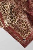 Twill Leopar Desenli Kırmızı Renkli 90x90 Eşarp (İpek İçermez) Kenar Dikiş Şekli El Dikişli thumbnail 2