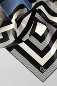 Twill Geometrik Desenli İndigo Renkli 90x90 Eşarp (İpek İçermez) Dikim Şekli : El Dikişi thumbnail 4