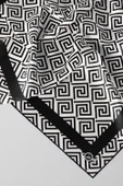 Twill Minimalist Desenli Siyah Renkli 90x90 Eşarp (İpek İçermez) Kenar Dikiş Şekli El Dikişli thumbnail 3