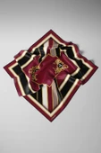 %100 Twill İpek Baroklu Ve Geometrik Desenli Bordo - Siyah Renkli 90x90 Eşarp Dikim Şekli : El Dikişi thumbnail 4