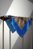 %100 Twill İpek Leopar Desenli Saks Renkli 90x90 Eşarp Dikim Şekli : El Dikişi thumbnail 4