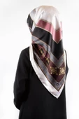 Twill Gold Detaylı ve Antik Motif Desenli Pudra Renkli 90x90 Eşarp (İpek İçermez) Kenar Dikiş Şekli El Dikişli thumbnail 1