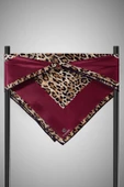 %100 Twill İpek Leopar Desenli Bordo Renkli 90x90 Eşarp Dikim Şekli : El Dikişi thumbnail 6