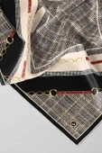 Twill Kemer ve Zincir Detaylı Ekose Desenli Siyah Renkli 90x90 Eşarp (İpek İçermez) Kenar Dikiş Şekli El Dikişli thumbnail 3