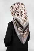 Twill Kemerli ve Leopar Desenli Gri Renkli 90x90 Eşarp (İpek İçermez) Dikim Şekli : El Dikişi thumbnail 1