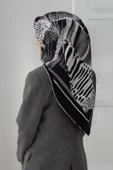 %100 Twill İpek Geometrik Desenli Siyah - Beyaz Renkli 90x90 Eşarp Dikim Şekli : El Dikişi thumbnail 1