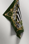 Twill Gold Detaylı Zebra Desenli Zümrüt Yeşili Renkli 90x90 Eşarp (İpek İçermez) Kenar Dikiş Şekli El Dikişli thumbnail 4
