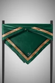 %100 Twill İpek Bordürü Leoparlı Düz Desenli Zümrüt Yeşili - Gold Renkli 90x90 Eşarp Dikim Şekli : El Dikişi thumbnail 6