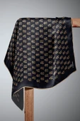 %100 Twill İpek Geometrik Desenli Siyah - Gold Renkli 90x90 Eşarp Dikim Şekli : El Dikişi thumbnail 5