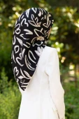% 57 İPEK % 43 VİSKON Twill İpek Büyük Çiçek Desenli Siyah - Krem Renkli 90x90 Eşarp Dikim Şekli : El Dikişi thumbnail 1