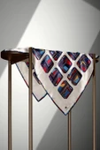 %100 Twill İpek Geometrik Kare Desenli Kırmızı - Lacivert Renkli 90x90 Eşarp Dikim Şekli : El Dikişi thumbnail 3