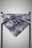 100% Twill İpek Çiçek Desenli Gümüş Renkli 90x90 Dikim Şekli : El Dikişi Eşarp thumbnail 6