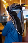 % 57 İPEK % 43 VİSKON Twill İpek Geometrik Desenli İndigo - Siyah Renkli 90x90 Eşarp Dikim Şekli : El Dikişi thumbnail 1