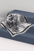 %100 Twill İpek Bahar Çiçekleri Desenli Siyah - Beyaz Renkli 90x90 Eşarp Dikim Şekli : El Dikişi thumbnail 6