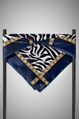 % 57 İPEK % 43 VİSKON Twill İpek Zebra Desenli Lacivert - Gold Renkli 90x90 Eşarp Dikim Şekli : El Dikişi thumbnail 3