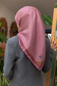 %100 Twill İpek Minik Motif Desenli Gül Kurusu - Krem Renkli 90x90 Eşarp Dikim Şekli : El Dikişi thumbnail 1