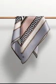 %100 Twill İpek Labirent Ve Geometrik Desenli Gri - Pudra Renkli 90x90 Eşarp Dikim Şekli : El Dikişi thumbnail 3