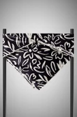 %100 Twill İpek Büyük Çiçek Desenli Siyah - Krem Renkli 90x90 Eşarp Dikim Şekli : El Dikişi thumbnail 4