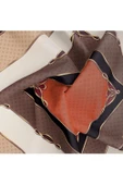 %100 Twill İpek Puantiyeli ve Geometrik Desenli Bej - Taba Renkli 90x90 Eşarp Dikim Şekli : El Dikişi thumbnail 6