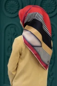 %100 Twill Renk Bloklu Çizgili Desenli Kırmızı - Bej Renkli 90x90 Eşarp Dikim Şekli: El Dikişii thumbnail 1