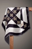 %100 Twill İpek Geometrik ve Barok Desenli Siyah - Krem Renkli 90x90 Eşarp Dikim Şekli : El Dikişi thumbnail 3