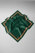 %100 Twill İpek Bordürü Leoparlı Düz Desenli Zümrüt Yeşili - Gold Renkli 90x90 Eşarp Dikim Şekli : El Dikişi thumbnail 3