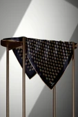 %100 Twill İpek Geometrik Desenli Siyah - Gold Renkli 90x90 Eşarp Dikim Şekli : El Dikişi thumbnail 4