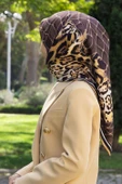 %100 Twill İpek Leopar Desenli Sütlükahverengi Renkli 90x90 Eşarp Dikim Şekli : El Dikişi thumbnail 1