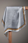 %100 Twill İpek Bordürü Leoparlı Düz Desenli Gümüş- Gold Renkli 90x90 Eşarp Dikim Şekli : El Dikişi thumbnail 5