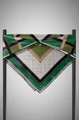 %100 Twill İpek Geometrik Desenli Zümrüt Yeşili - Siyah Renkli 90x90 Eşarp Dikim Şekli : El Dikişi thumbnail 3
