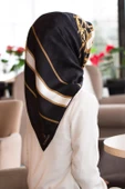 %100 Twill İpek Monogramlı Ve Barok Desenli Siyah - Gold Renkli 90x90 Eşarp Dikim Şekli : El Dikişi thumbnail 1