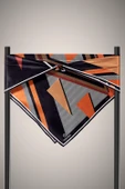 %100 Twill İpek Geometrik Desenli Taba - Siyah Renkli 90x90 Eşarp Dikim Şekli : El Dikişi thumbnail 3