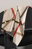 %100 Twill İpek Kemerli Ve Monogram Desenli Bej - Bordo Renkli 90x90 Eşarp Dikim Şekli : El Dikişi thumbnail 5