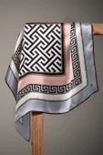 %100 Twill İpek Labirent Ve Geometrik Desenli Gri - Pudra Renkli 90x90 Eşarp Dikim Şekli : El Dikişi thumbnail 4