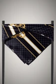 %100 Twill İpek Monogramlı Ve Barok Desenli Siyah - Gold Renkli 90x90 Eşarp Dikim Şekli : El Dikişi thumbnail 4