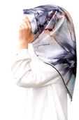 %100 Twill İpek Batik Çiçek Desenli Gri - Bebe Mavisi Renkli 90x90 Eşarp Kenar Dikiş Şekli El Dikişli thumbnail 1